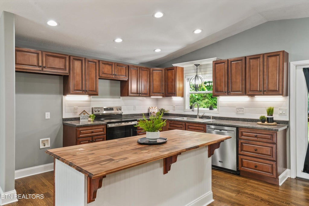 Photo of 79 Reservoir Rd, Norris, TN 37828 (MLS # 1344174)