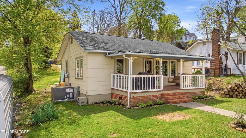 Photo of 810 Trenton St, Harriman, TN 37748 (MLS # 1336469)