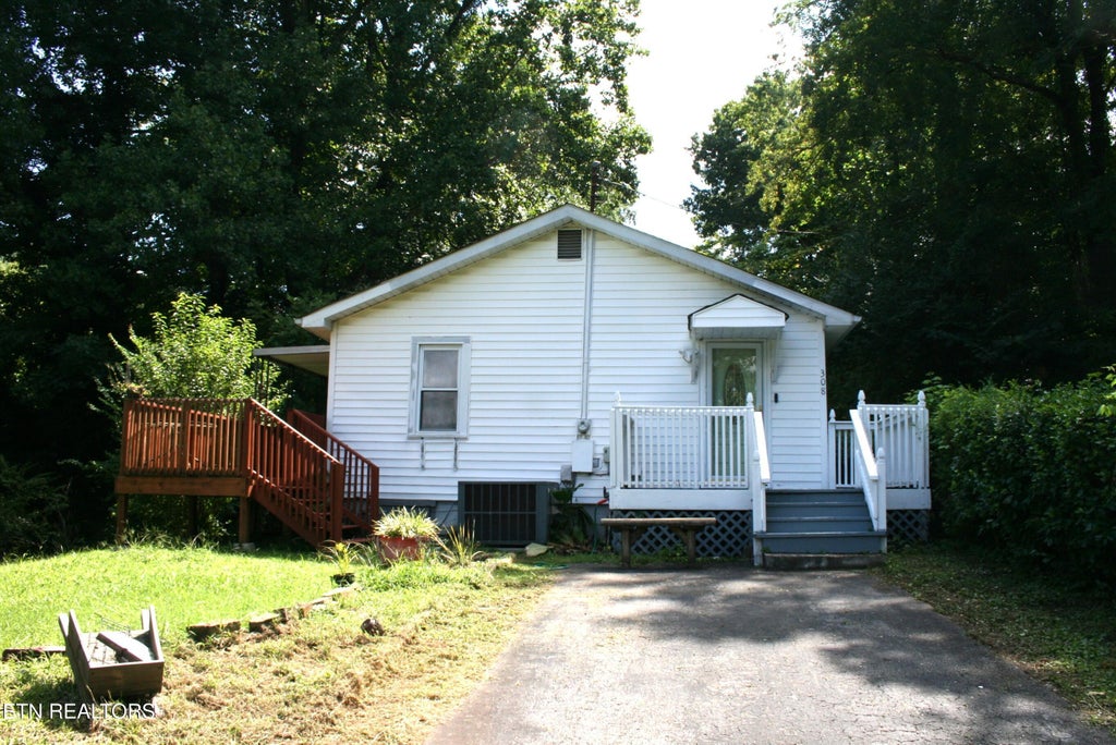 Photo of 308 Highland Ave, Oliver Springs, TN 37840 (MLS # 1350868)