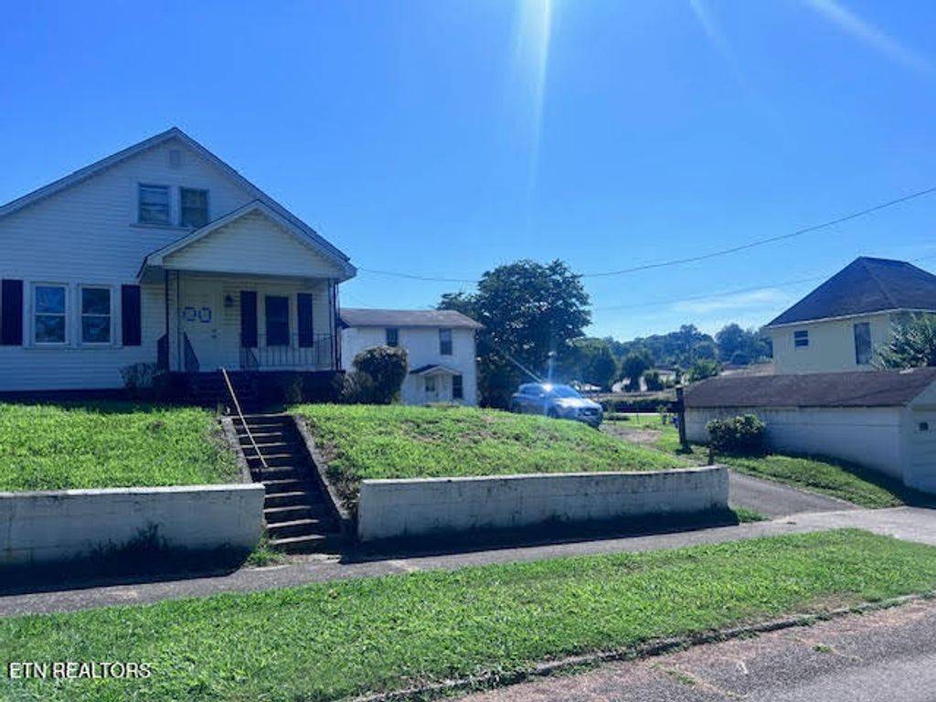 Photo of 905 NW Queen Ave, Harriman, TN 37748 (MLS # 1325339)