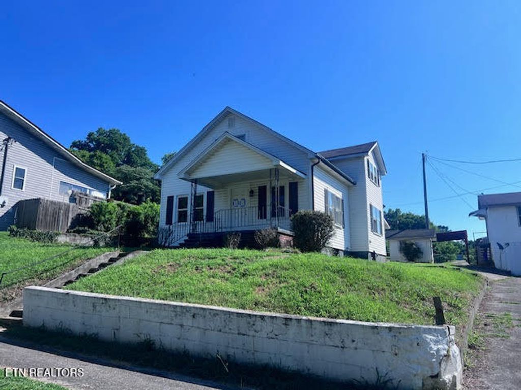 Photo of 905 NW Queen Ave, Harriman, TN 37748 (MLS # 1325339)