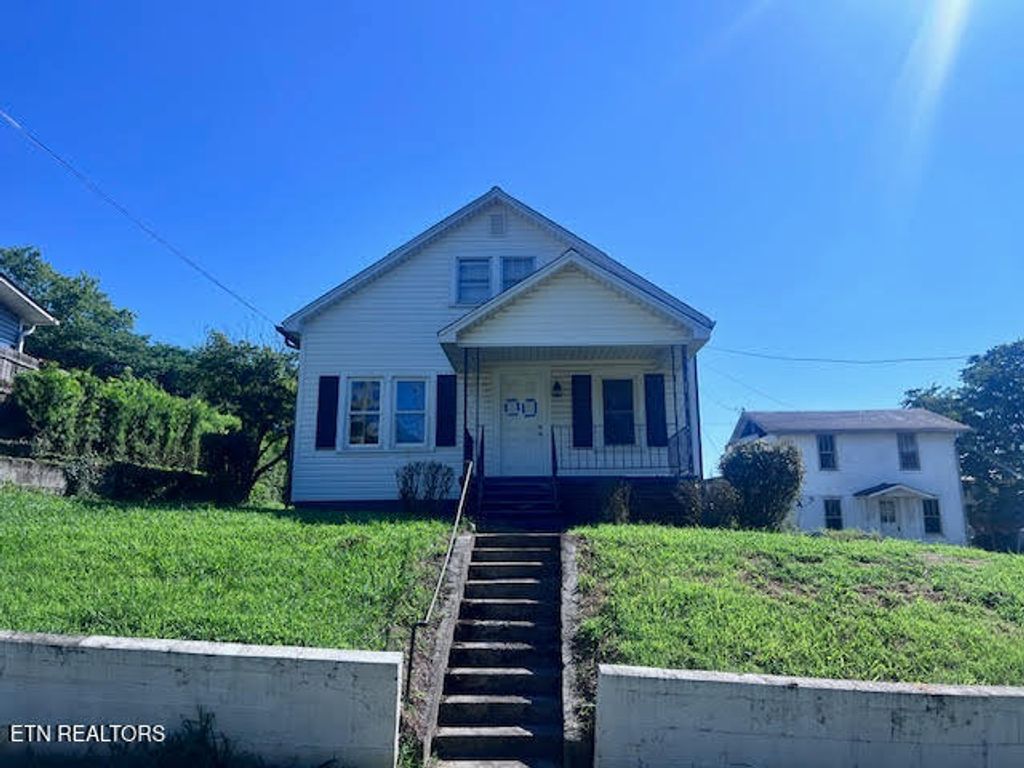 Photo of 905 NW Queen Ave, Harriman, TN 37748 (MLS # 1325339)
