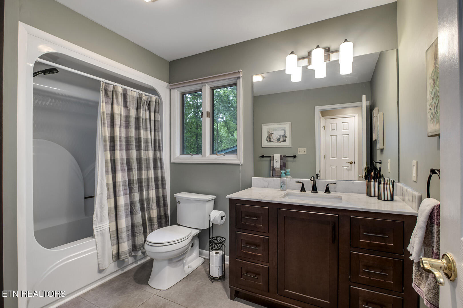 Loudon, Tennessee 37774, United States, 4 Bedrooms Bedrooms, ,3 BathroomsBathrooms,Residential,Active,191897