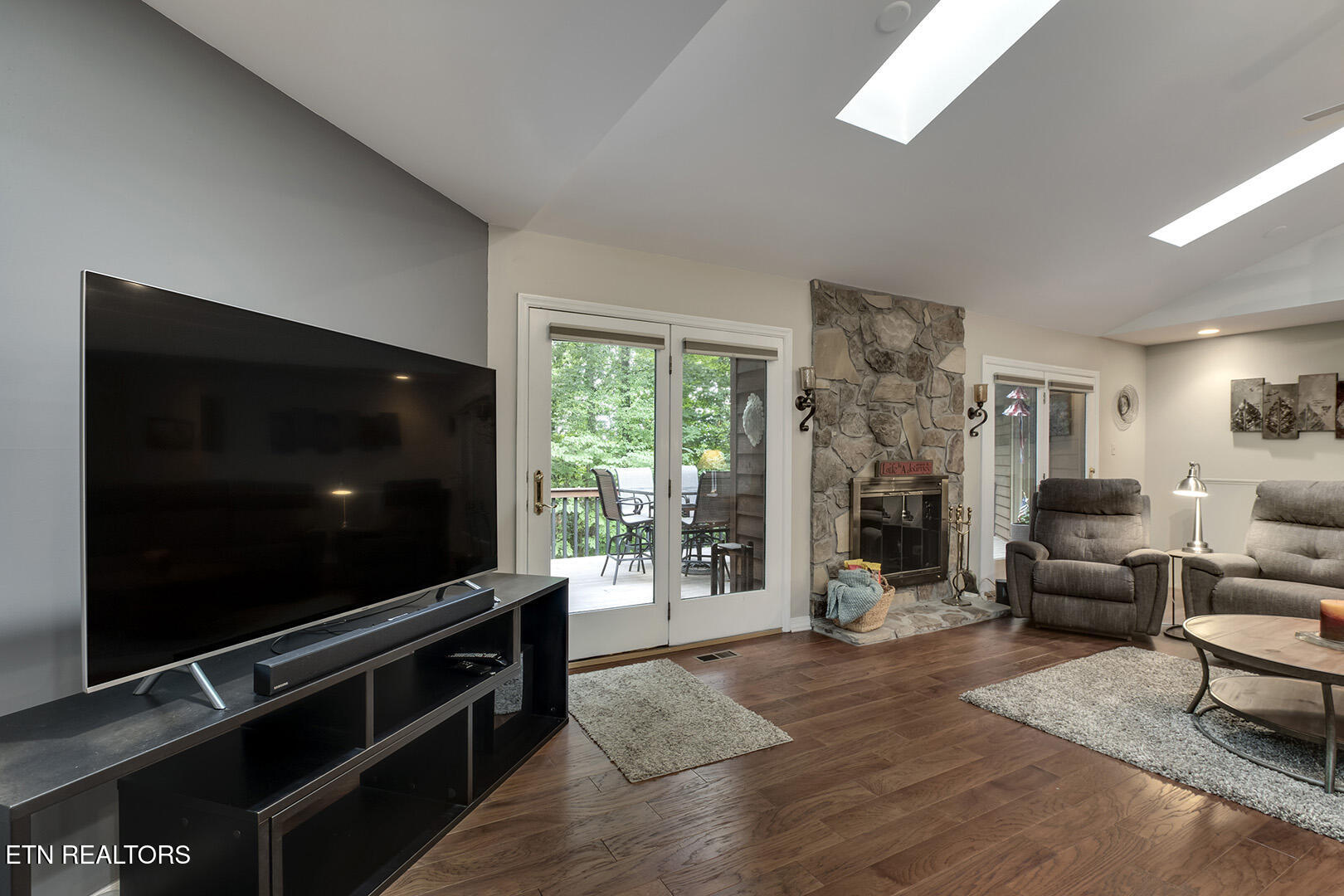 Loudon, Tennessee 37774, United States, 4 Bedrooms Bedrooms, ,3 BathroomsBathrooms,Residential,Active,191897