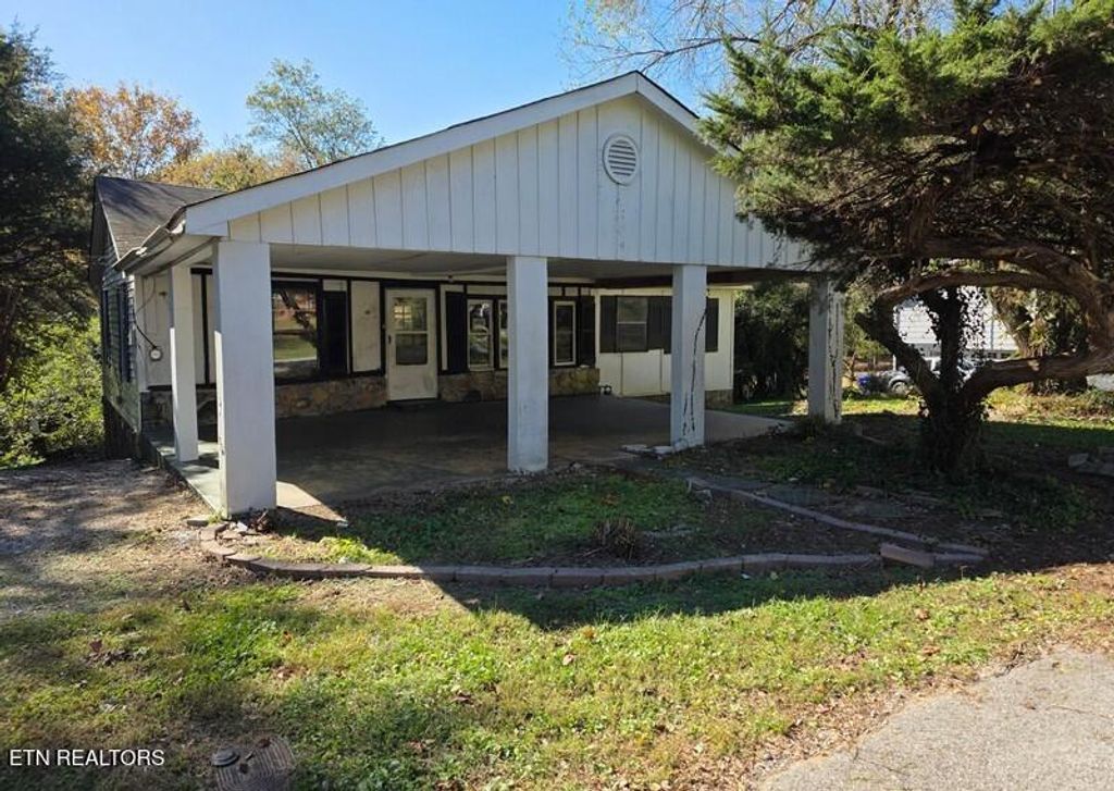 Photo of 228 Fairmont Ave, Harriman, TN 37748 (MLS # 1319641)