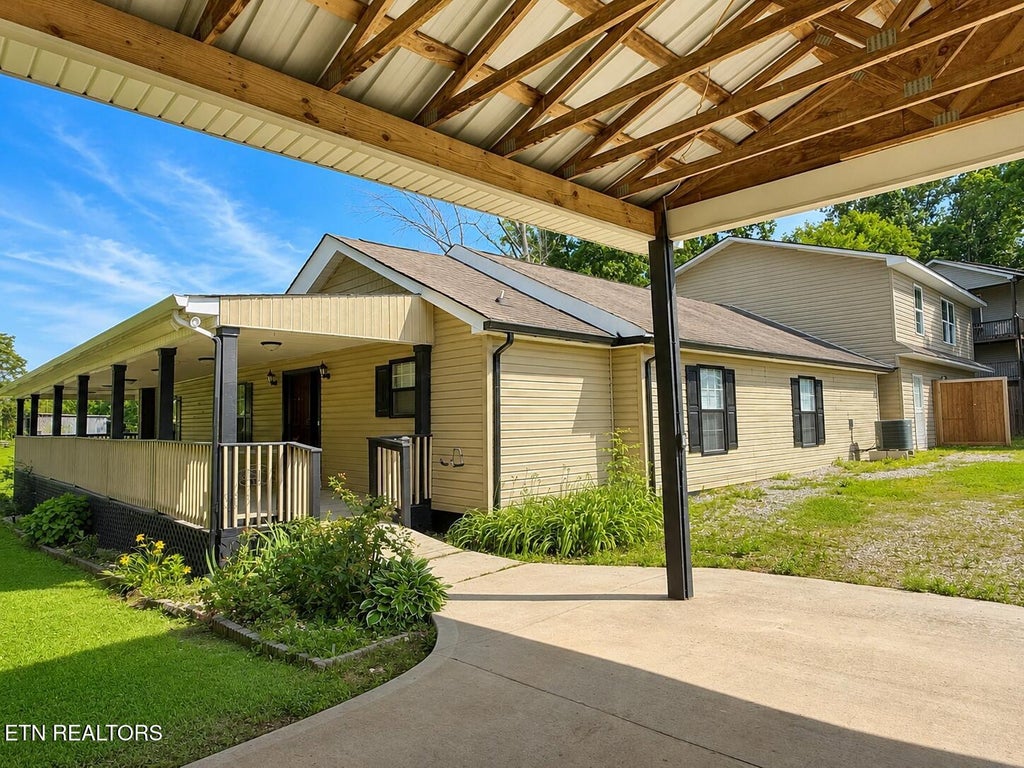 Photo of 2709 Montvale Rd, Maryville, TN 37803 (MLS # 1343905)
