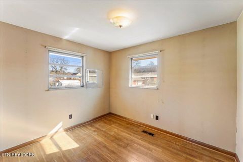 Tiny photo for 503 Glendale Ave, Clinton, TN 37716 (MLS # 1326952)