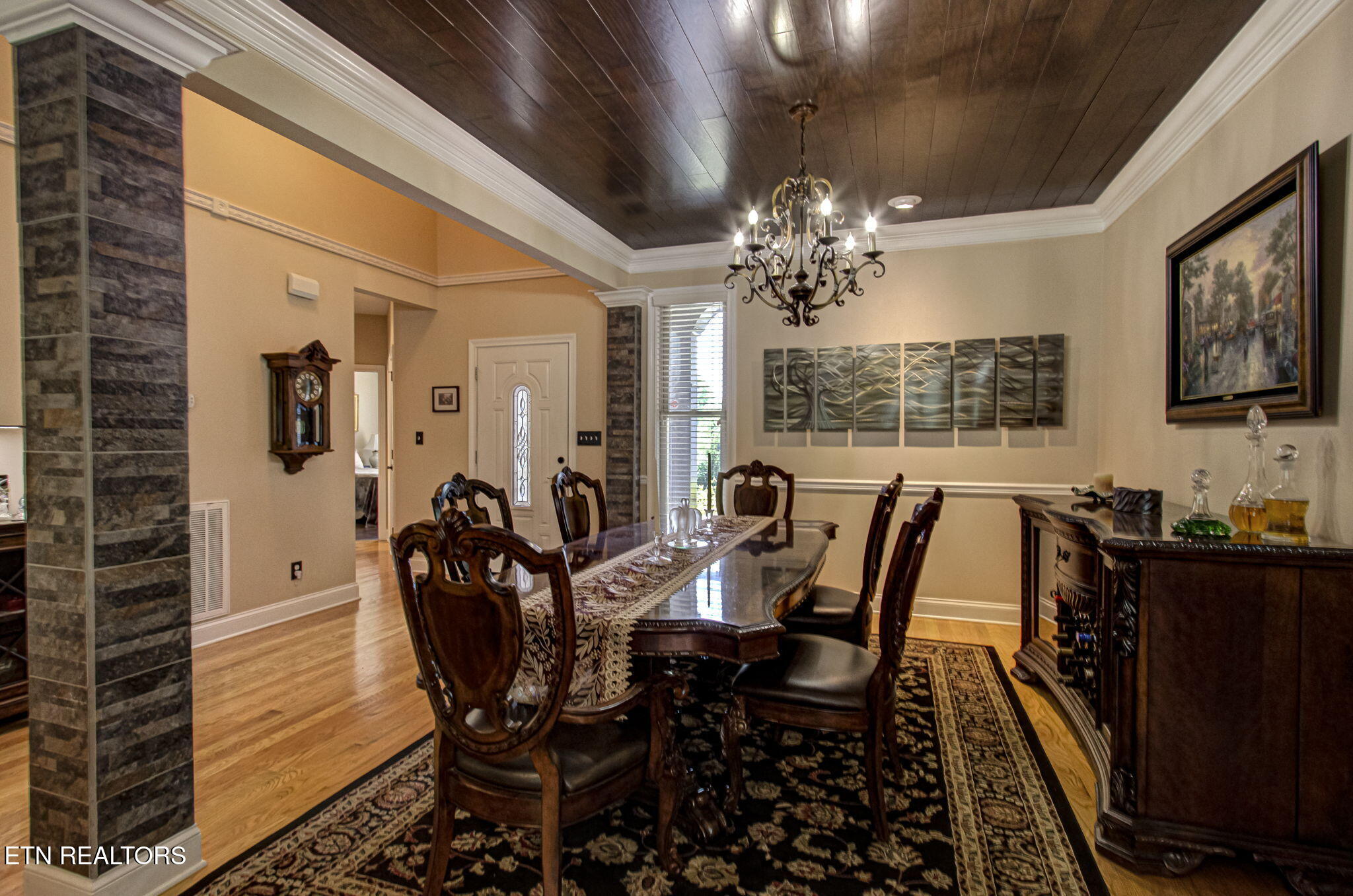 220 W Mountain Drive