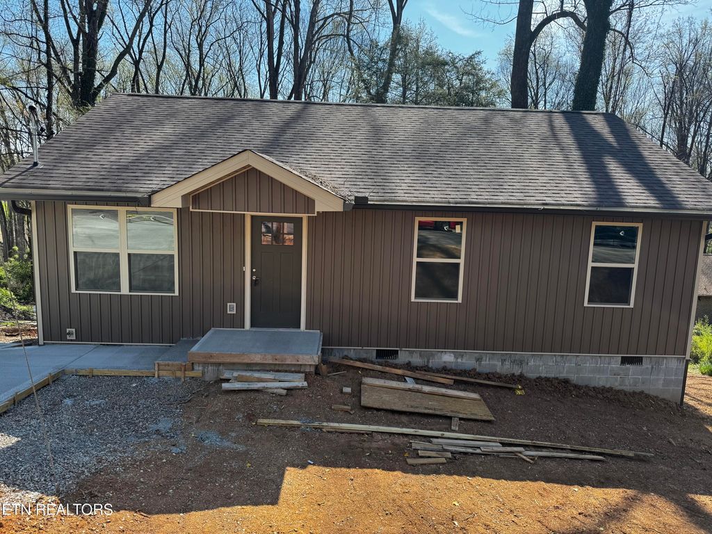 Photo of 129 E Wadsworth Circle, Oak Ridge, TN 37830 (MLS # 1324741)