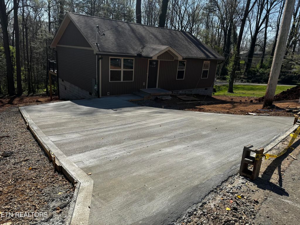 Photo of 129 E Wadsworth Circle, Oak Ridge, TN 37830 (MLS # 1324741)