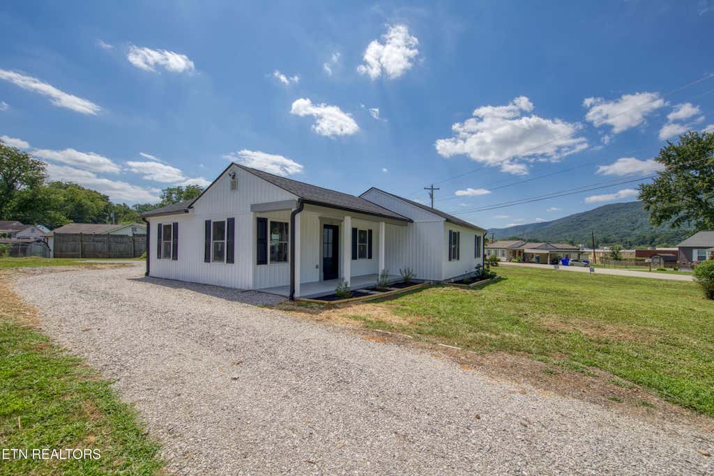 Photo of 102 Love Drive, Harriman, TN 37748 (MLS # 1352594)