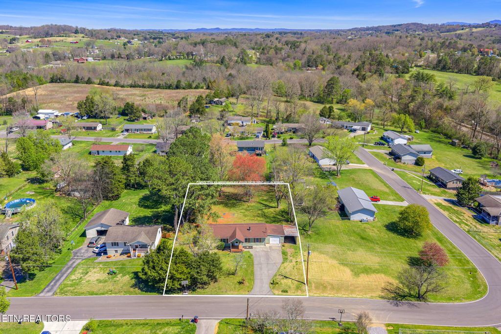 Photo of 807 Lafollette Drive, Maryville, TN 37801 (MLS # 1334084)