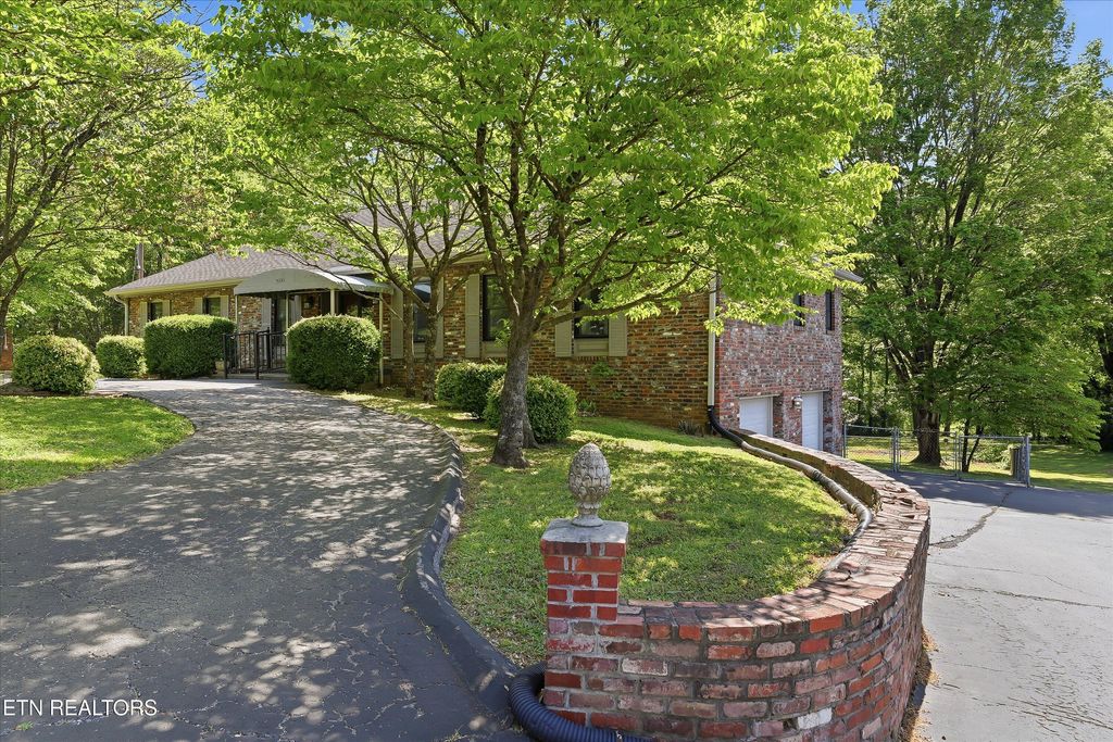 Photo of 9500 Briarwood Drive, Knoxville, TN 37923 (MLS # 1337893)