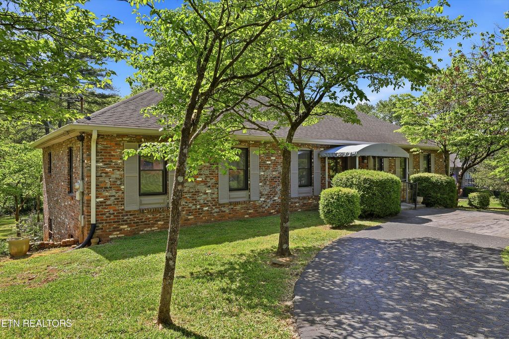 Photo of 9500 Briarwood Drive, Knoxville, TN 37923 (MLS # 1337893)