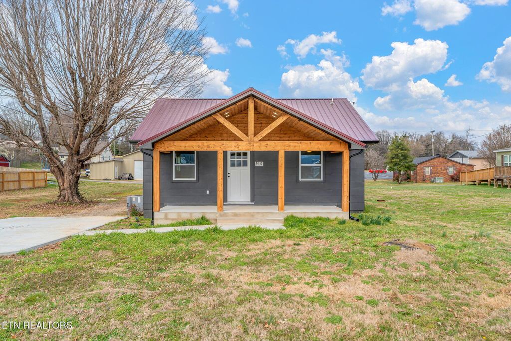 Photo of 910 Cannon Ave, Sweetwater, TN 37874 (MLS # 1330886)