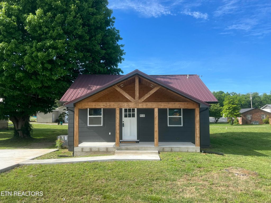 Photo of 910 Cannon Ave, Sweetwater, TN 37874 (MLS # 1330886)