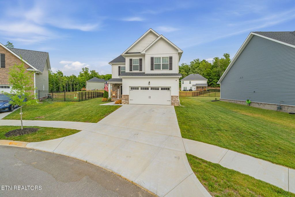 Photo of 211 Queenberry St, Oak Ridge, TN 37830 (MLS # 1342216)