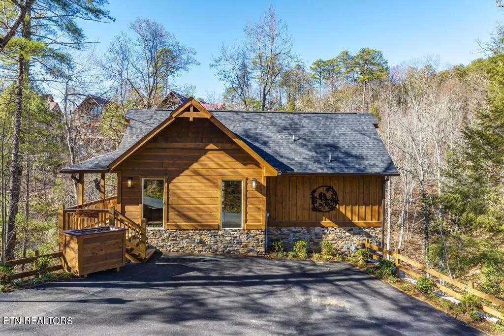 Photo of 1233 Parkview Vista Way, Pigeon Forge, TN 37862 (MLS # 1301403)