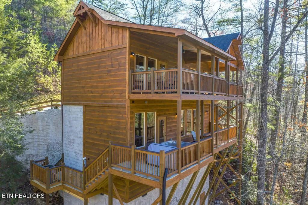 Photo of 1233 Parkview Vista Way, Pigeon Forge, TN 37862 (MLS # 1301403)
