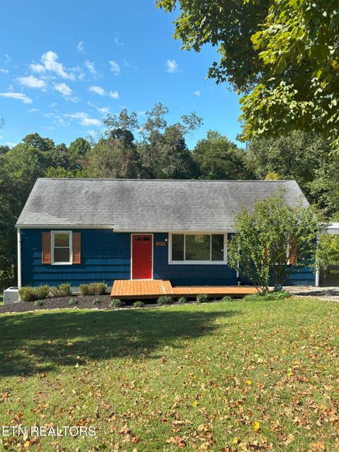 Photo of 408 Oakcrest Rd, Knoxville, TN 37912 (MLS # 1329662)