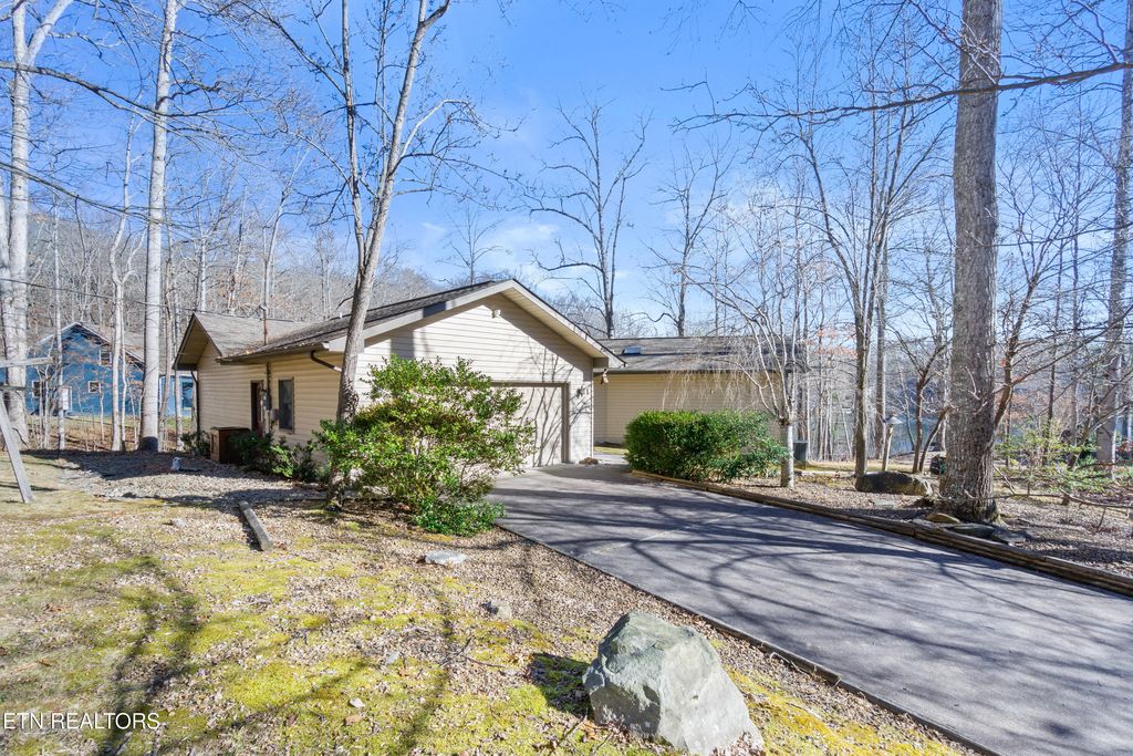 Photo of 11 Londell Ct Ct, Crossville, TN 38558 (MLS # 1325612)