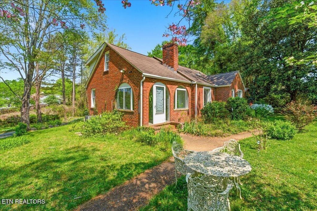 Photo of 2345 Robinson Rd, Knoxville, TN 37923 (MLS # 1336313)