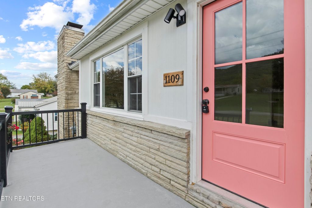 Photo of 1109 W Central Ave, LaFollette, TN 37766 (MLS # 1316803)