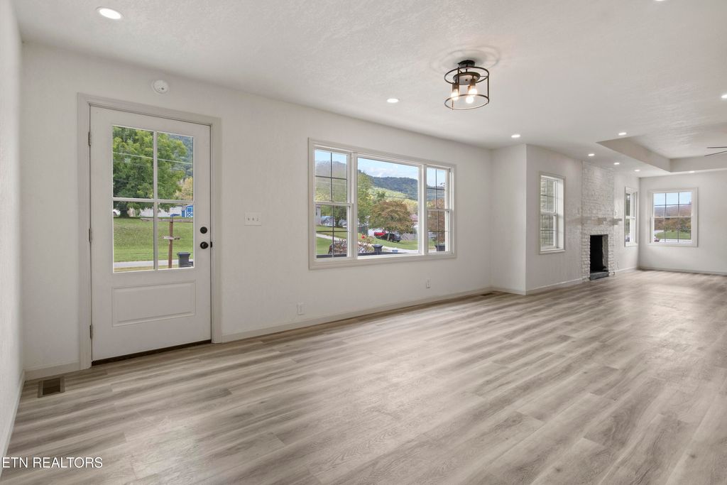 Photo of 1109 W Central Ave, LaFollette, TN 37766 (MLS # 1316803)