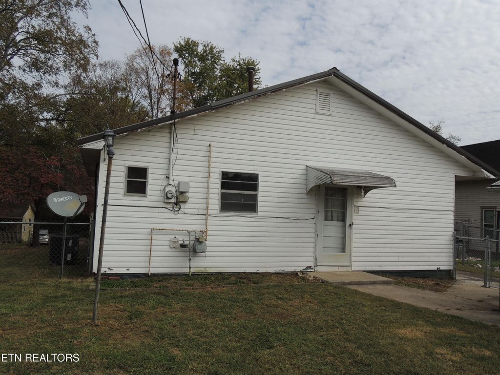Photo of 902 N C St, Lenoir City, TN 37771 (MLS # 1319903)