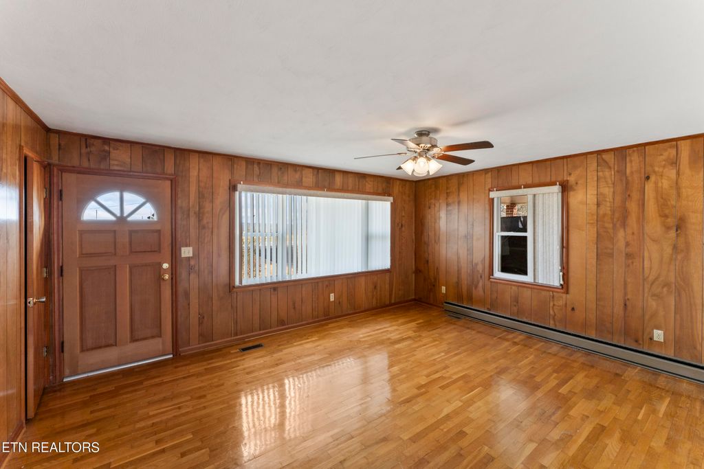 Photo of 145 Short St, Kingston, TN 37763 (MLS # 1327618)