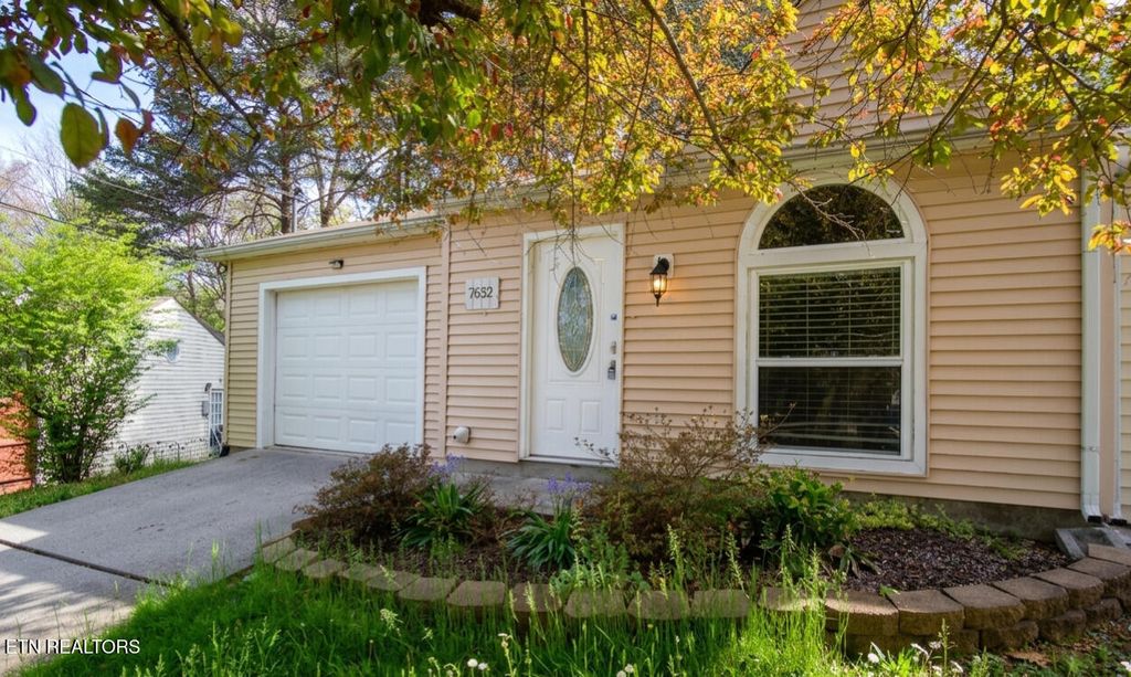 Photo of 7632 Chatham Circle, Knoxville, TN 37909 (MLS # 1336319)