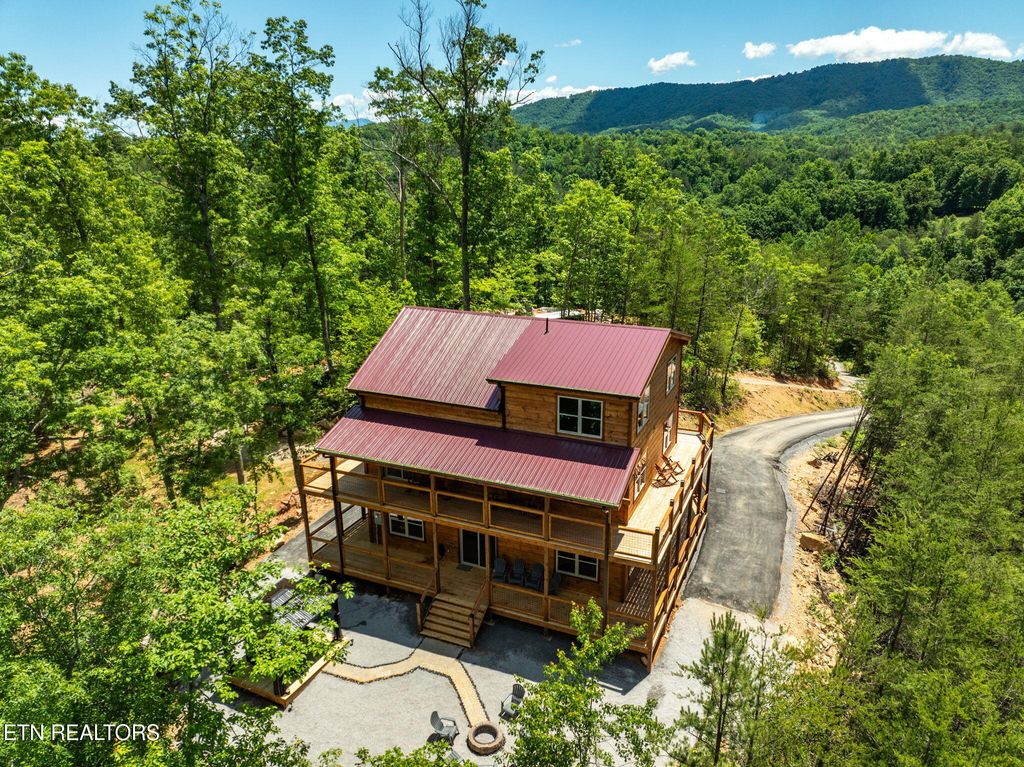 Photo of 623 Dutch Way, Pigeon Forge, TN 37863 (MLS # 1296203)