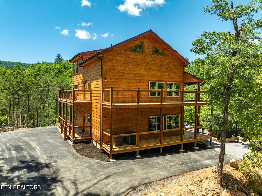 Photo of 623 Dutch Way, Pigeon Forge, TN 37863 (MLS # 1296203)