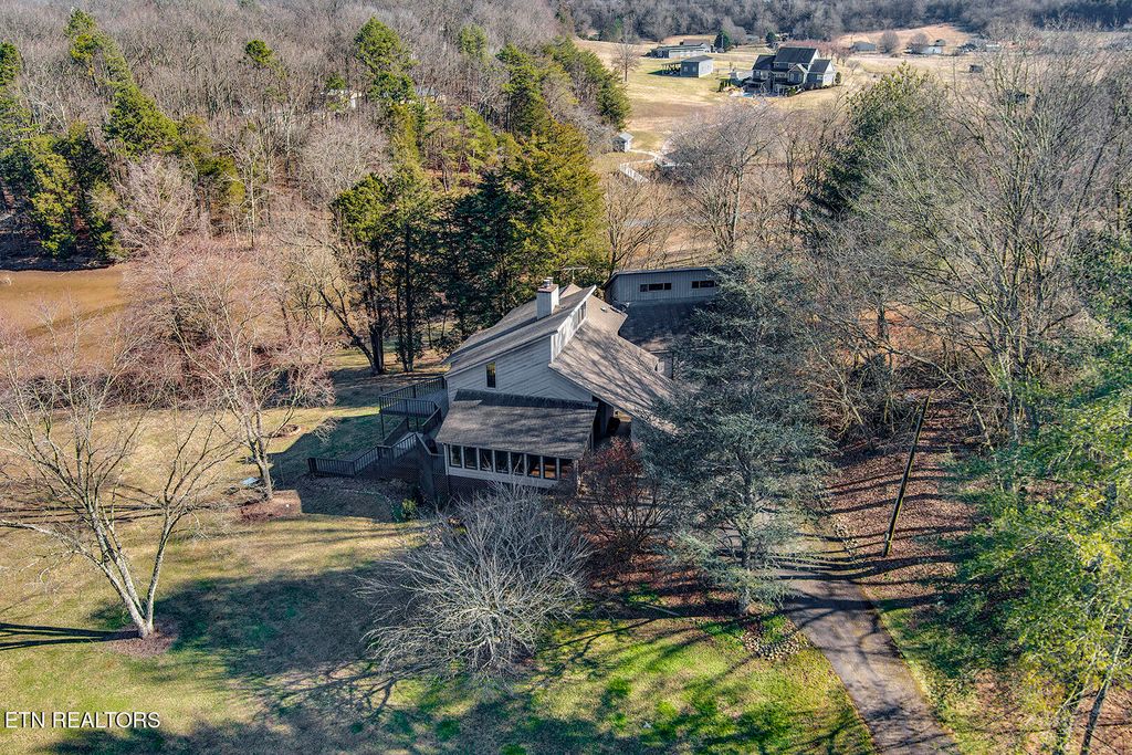 Photo of 2092 Lakewood Drive, Loudon, TN 37774 (MLS # 1329085)