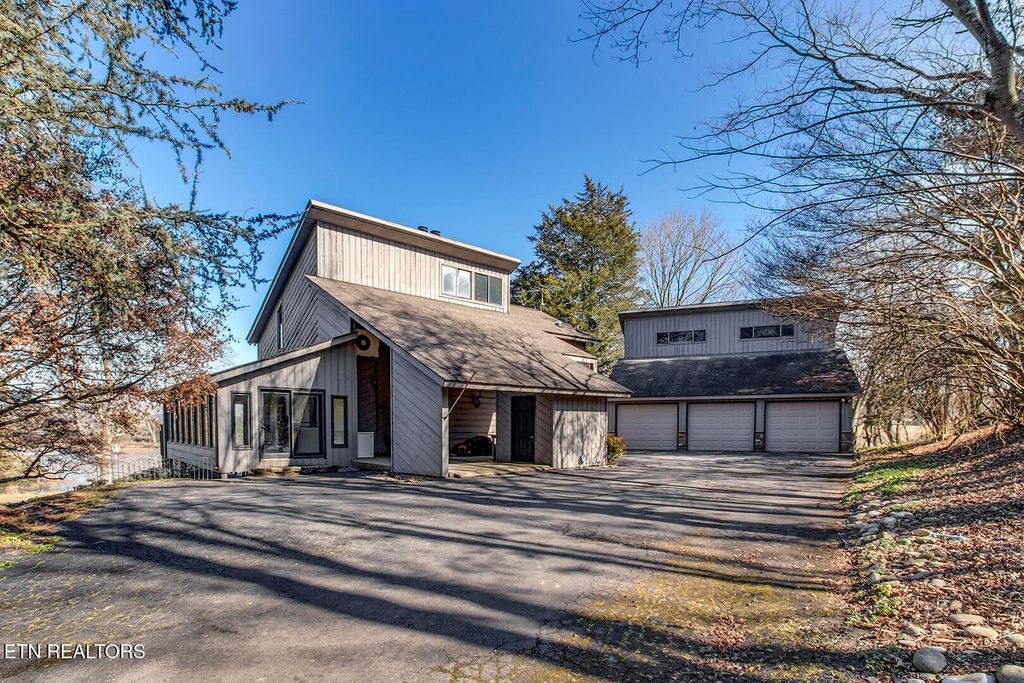 Photo of 2092 Lakewood Drive, Loudon, TN 37774 (MLS # 1329085)