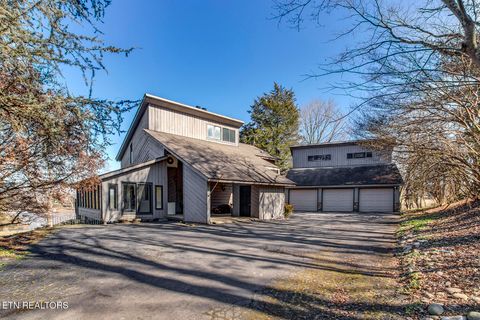 Photo of 2092 Lakewood Drive, Loudon, TN 37774 (MLS # 1329085)