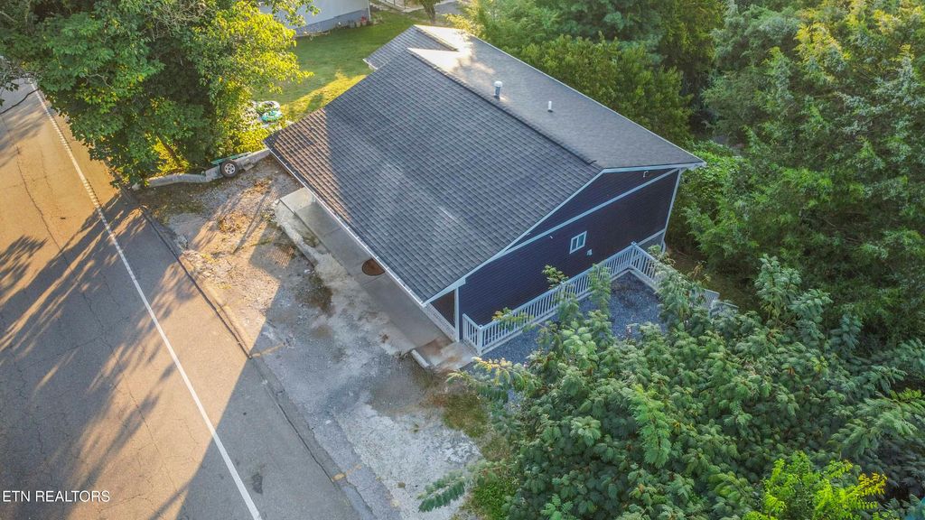 Photo of 1104 W Broadway St, Lenoir City, TN 37771 (MLS # 1324652)