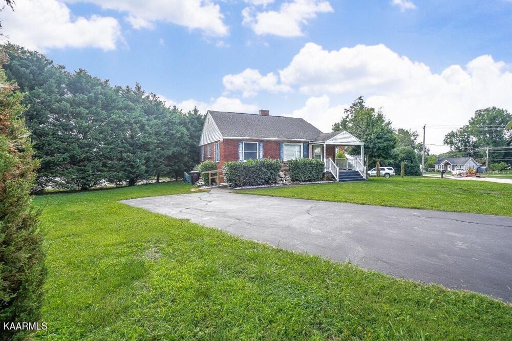 Photo of 904 E Hunt Rd, Alcoa, TN 37701 (MLS # 1232589)