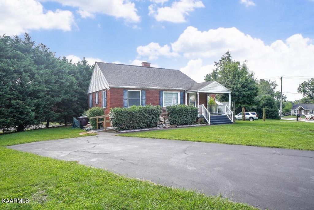 Photo of 904 E Hunt Rd, Alcoa, TN 37701 (MLS # 1232589)