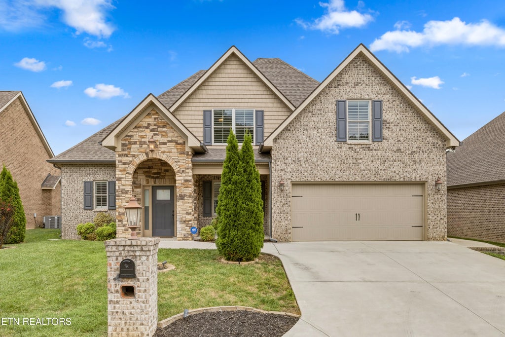 Photo of 433 Chimney Rock Drive, Lenoir City, TN 37771 (MLS # 1349975)