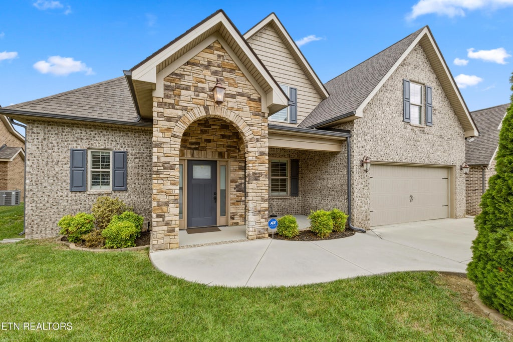 Photo of 433 Chimney Rock Drive, Lenoir City, TN 37771 (MLS # 1349975)
