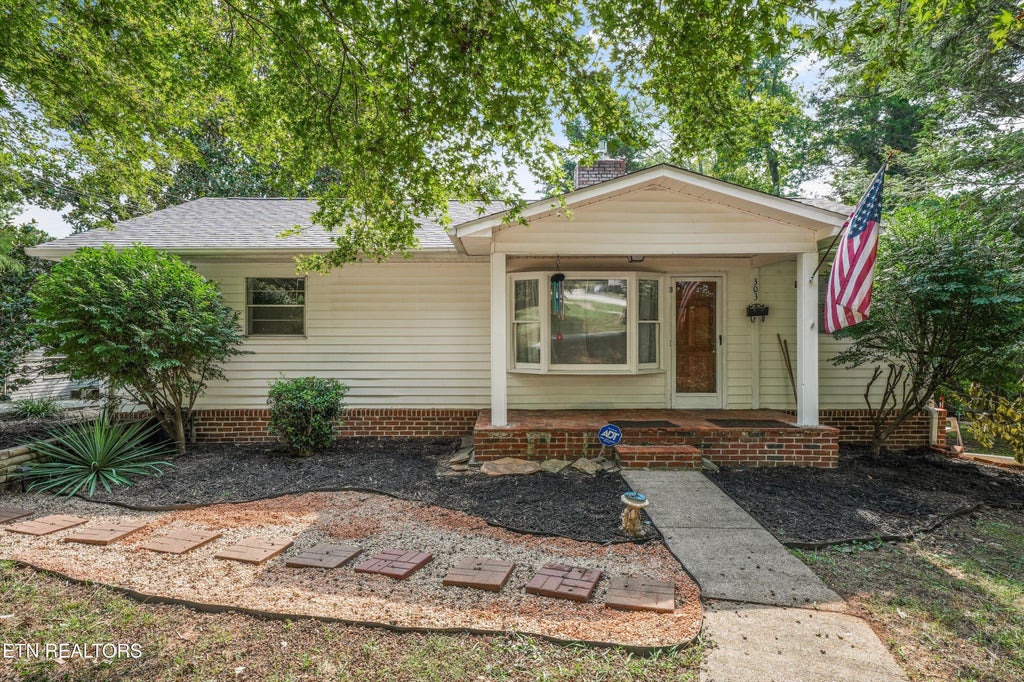 Photo of 303 W Outer Drive, Oak Ridge, TN 37830 (MLS # 1356311)