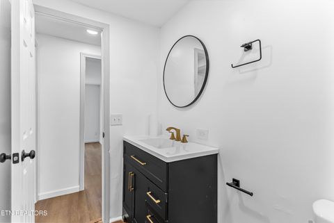 Tiny photo for 806 Reynolds Ave, Clinton, TN 37716 (MLS # 1324109)