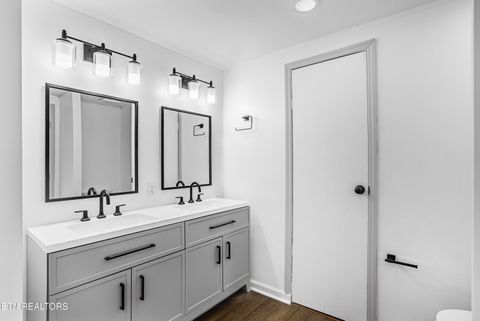 Tiny photo for 806 Reynolds Ave, Clinton, TN 37716 (MLS # 1324109)