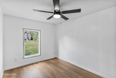 Tiny photo for 806 Reynolds Ave, Clinton, TN 37716 (MLS # 1324109)
