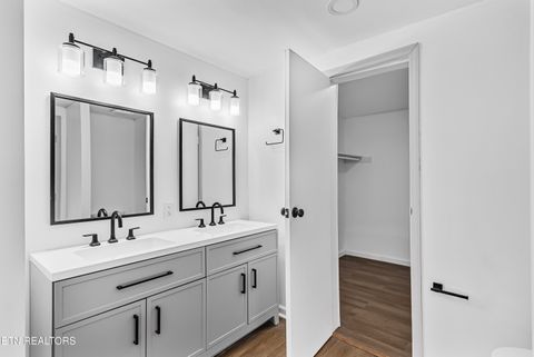 Tiny photo for 806 Reynolds Ave, Clinton, TN 37716 (MLS # 1324109)