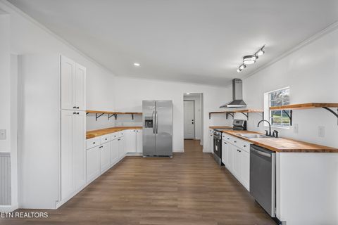 Tiny photo for 806 Reynolds Ave, Clinton, TN 37716 (MLS # 1324109)