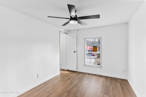 Tiny photo for 806 Reynolds Ave, Clinton, TN 37716 (MLS # 1324109)