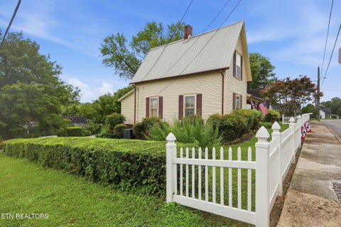 Tiny photo for 627 Medaris St, Clinton, TN 37716 (MLS # 1349124)