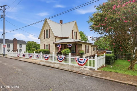 Photo of 627 Medaris St, Clinton, TN 37716 (MLS # 1349124)